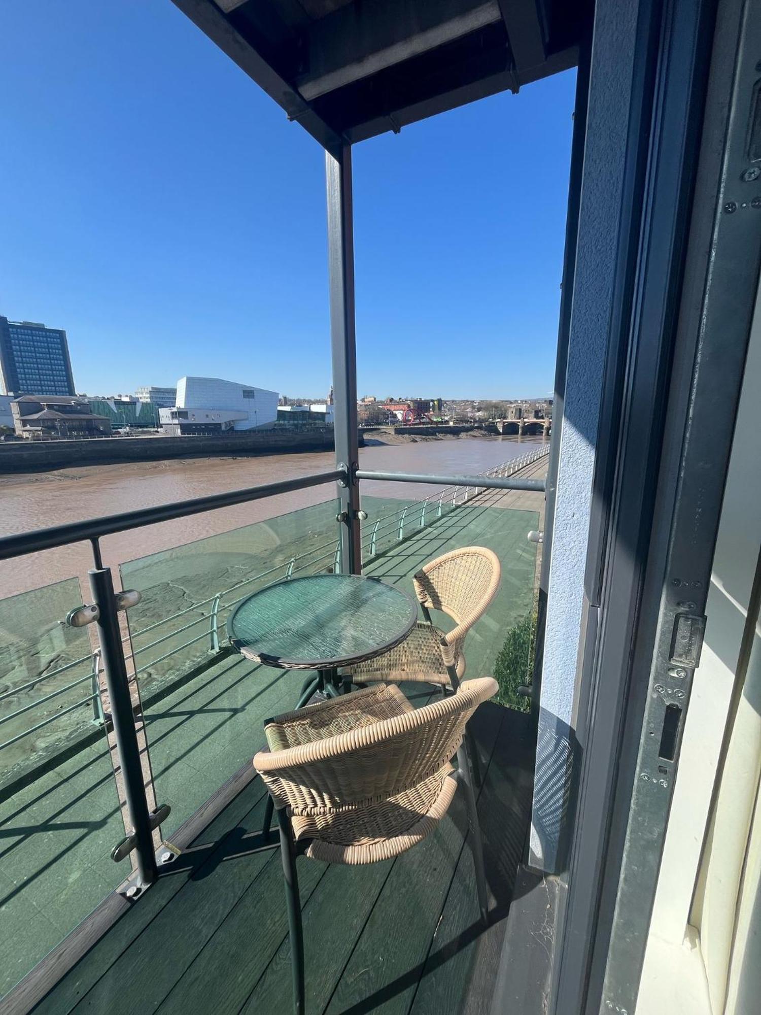 Luxury Riverside 2 Bedroomed Apartment With Balcony Newport  Zewnętrze zdjęcie